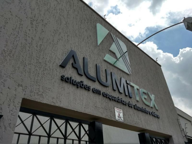 Esquadrias de aluminio cor madeira - Alumitex